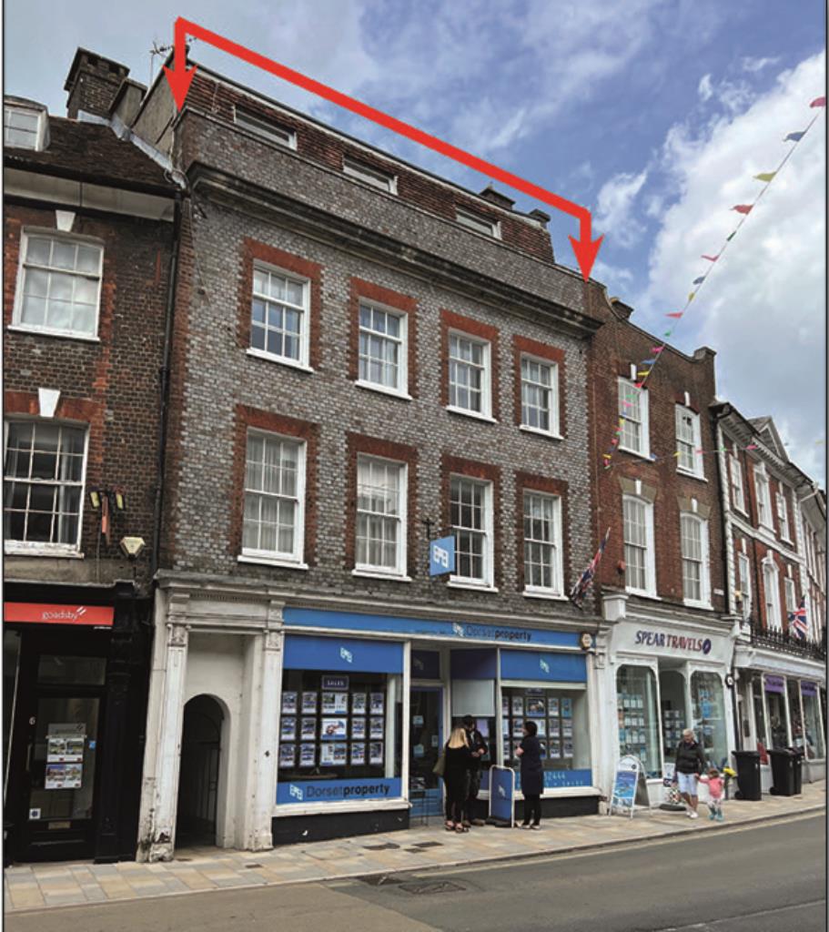 Lot: 39 - PAIR OF FREEHOLD TOWN CENTRE BUILDINGS COMPRISING FIVE FLATS AND TWO SHOPS - 8 West Street